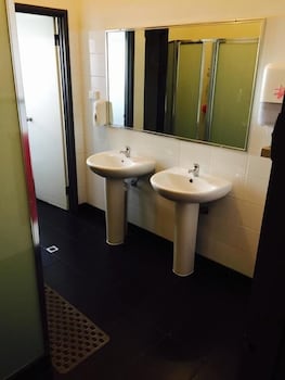 The Shiralee - Hostel - Accommodation Resorts 2
