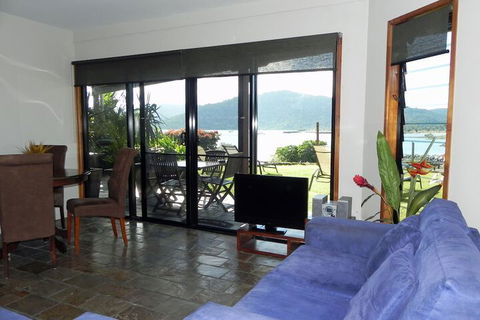 Airlie Waterfront Bed & Breakfast - Accommodation Resorts 2