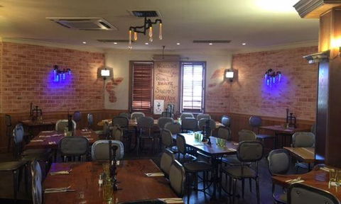 Nicholsons Bar And Grill - Accommodation Resorts 3