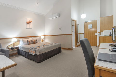 The Airport International Motel - Accommodation Resorts 4