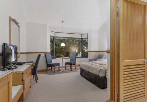 The Airport International Motel - Accommodation Resorts 5