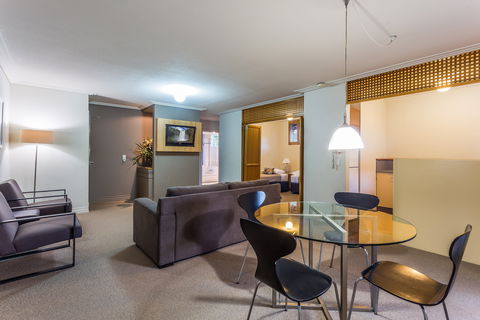 The Airport International Motel - Accommodation Resorts 6