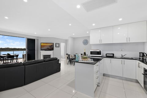 Lakeside Waterfront Apartment The Entrance - Accommodation Resorts 3