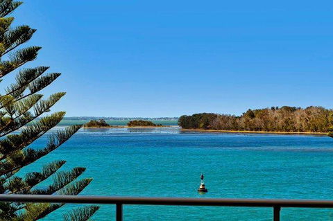 Lakeside Waterfront Apartment The Entrance - Accommodation Resorts 34