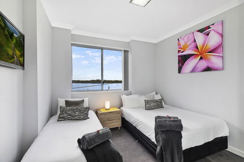 Lakeside Waterfront Apartment The Entrance - Accommodation Resorts 10