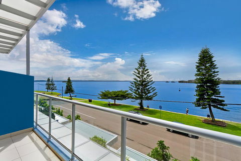 Lakeside Waterfront Apartment The Entrance - Accommodation Resorts 33