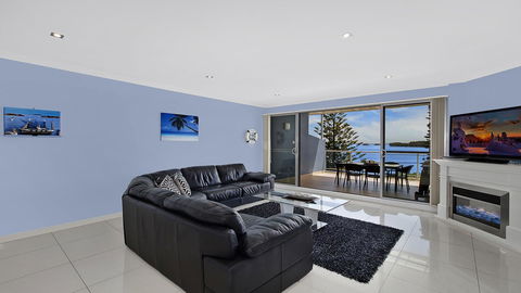 Lakeside Waterfront Apartment The Entrance - Accommodation Resorts 6