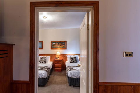 Astor Inn - Accommodation Resorts 12