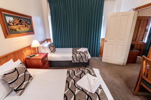 Astor Inn - Accommodation Resorts 11