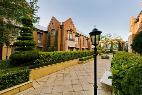 Majestic Old Lion Apartments - Accommodation Resorts 0