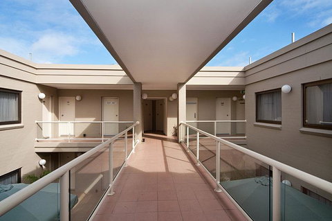 The O'Connell Inn - Accommodation Resorts 9