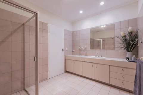 Adelaide Style Accommodation-Close To City-North Adelaide-3 Bdrm- FREE Parking - Accommodation Resorts 31