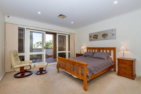 Adelaide Style Accommodation-Close To City-North Adelaide-3 Bdrm- FREE Parking - Accommodation Resorts 3