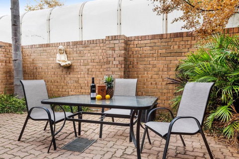 Adelaide Style Accommodation-Close To City-North Adelaide-3 Bdrm- FREE Parking - Accommodation Resorts 24
