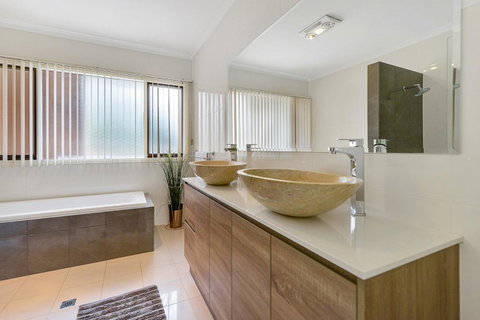 Adelaide Style Accommodation-Close To City-North Adelaide-3 Bdrm- FREE Parking - Accommodation Resorts 12