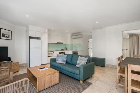Bayview Beachfront Apartments, In Town Right On The Beach - Accommodation Resorts 41