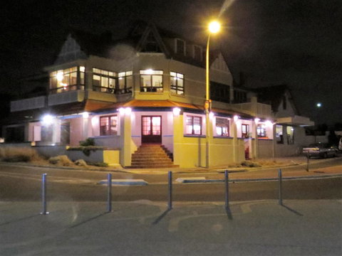 McCloud House - Accommodation Resorts 8