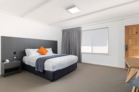Mick O\'Sheas - Accommodation Resorts 4