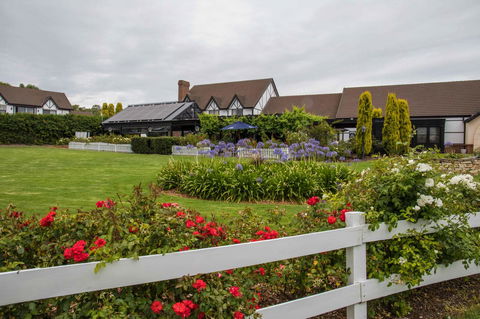 Mick O\'Sheas - Accommodation Resorts 31
