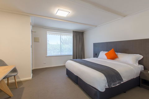 Mick O\'Sheas - Accommodation Resorts 9