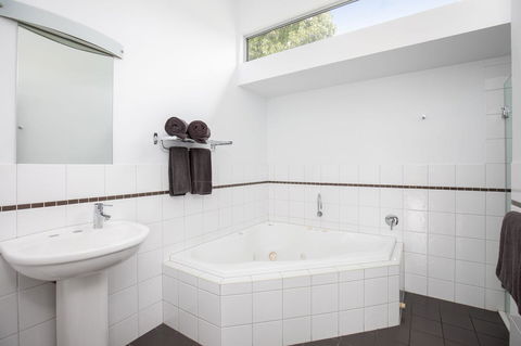 Blue Lake Holiday Park - Accommodation Resorts 42