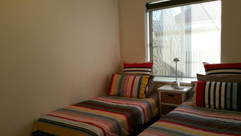 Acaill Accommodation Esplanade Living Self Check-In Self Check-Out - Accommodation Resorts 25