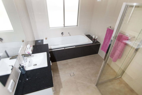 Brock's Base - Accommodation Resorts 7