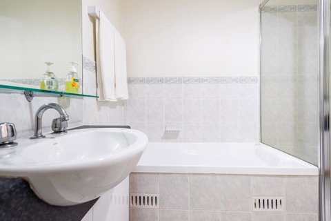Executive 3 Bedroom Apartment + Internet + Parking - Accommodation Resorts 18