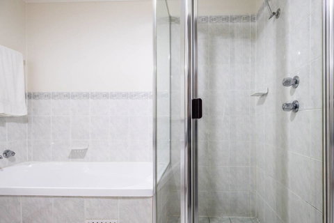 Executive 3 Bedroom Apartment + Internet + Parking - Accommodation Resorts 39