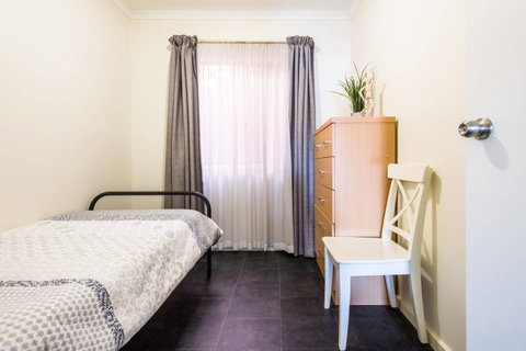Executive 3 Bedroom Apartment + Internet + Parking - Accommodation Resorts 15