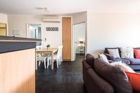 Executive 3 Bedroom Apartment + Internet + Parking - Accommodation Resorts 19