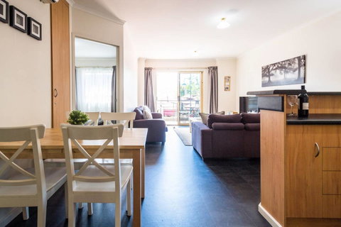 Executive 3 Bedroom Apartment + Internet + Parking - Accommodation Resorts 21