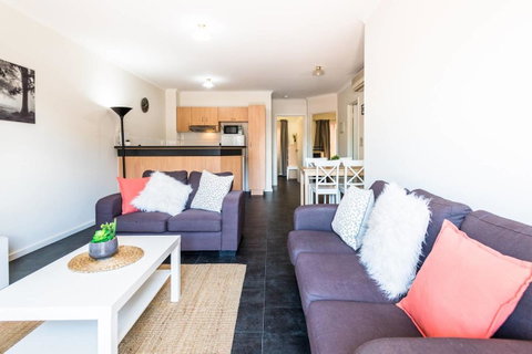 Executive 3 Bedroom Apartment + Internet + Parking - Accommodation Resorts 7