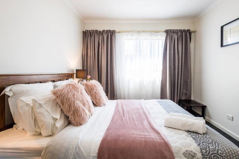 Executive 3 Bedroom Apartment + Internet + Parking - Accommodation Resorts 4