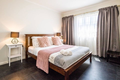 Executive 3 Bedroom Apartment + Internet + Parking - Accommodation Resorts 9