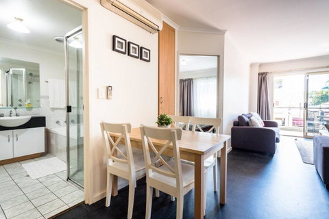 Executive 3 Bedroom Apartment + Internet + Parking - Accommodation Resorts 38