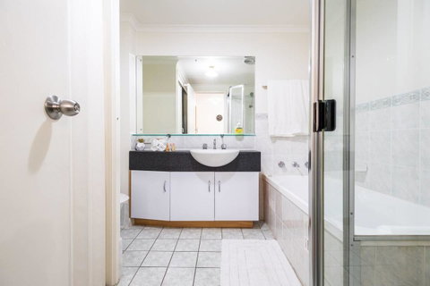 Executive 3 Bedroom Apartment + Internet + Parking - Accommodation Resorts 25