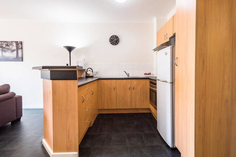 Executive 3 Bedroom Apartment + Internet + Parking - Accommodation Resorts 5