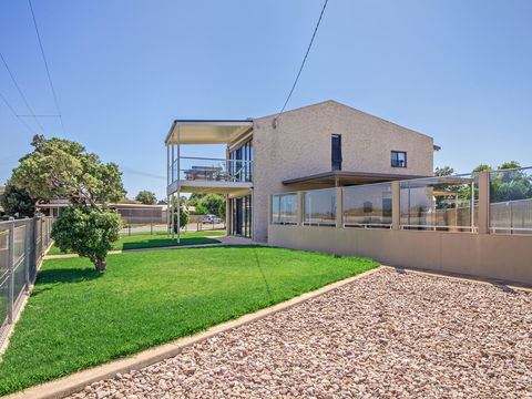 Pearl By The Sea - Accommodation Resorts 13