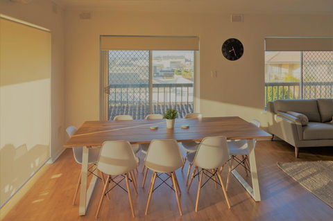 Henley Beach South, Amazing Views, Huge Private Balcony! - Accommodation Resorts 10