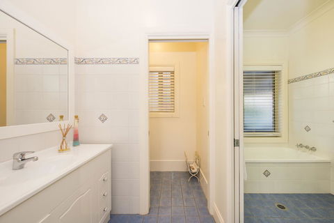 Colonial Court Villas - Accommodation Resorts 6