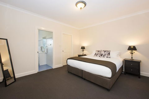Colonial Court Villas - Accommodation Resorts 14