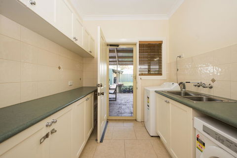 Colonial Court Villas - Accommodation Resorts 7