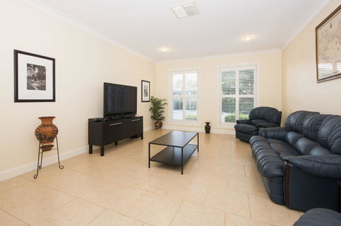 Colonial Court Villas - Accommodation Resorts 8