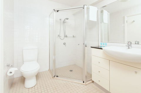 Waterfront Apartment On Sydney Harbour - Accommodation Resorts 3