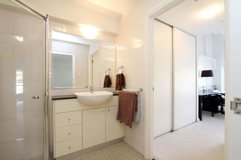 Waterfront Apartment On Sydney Harbour - Accommodation Resorts 4
