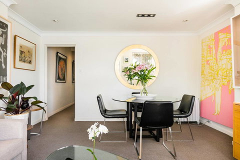 Waterfront Apartment Brimming With Inspirational Artwork - Accommodation Resorts 12