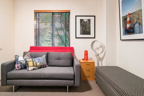 Waterfront Apartment Brimming With Inspirational Artwork - Accommodation Resorts 14