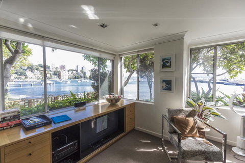 Waterfront Apartment Brimming With Inspirational Artwork - Accommodation Resorts 6