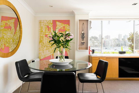 Waterfront Apartment Brimming With Inspirational Artwork - Accommodation Resorts 21